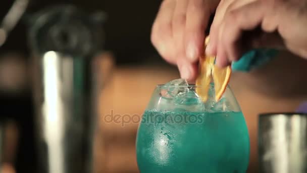 Barman handen maken blauwe cocktail — Stockvideo