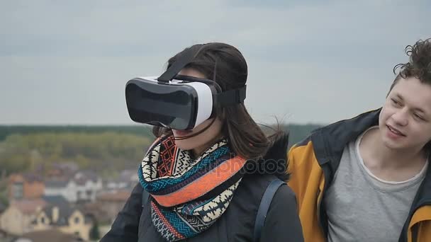 Fille regardant à travers des lunettes — Video