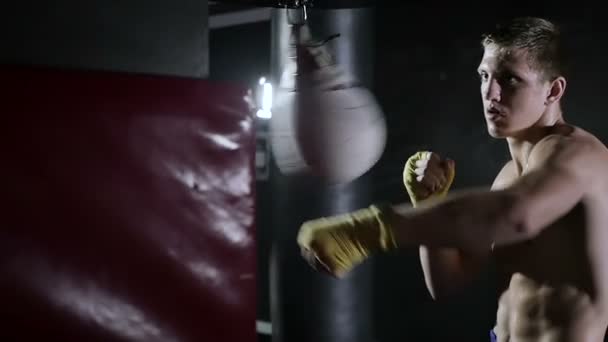 Hombre joven entrenando en el gimnasio — Vídeo de stock