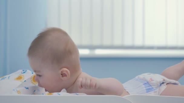 Schattig baby beweegt het lichaam. — Stockvideo