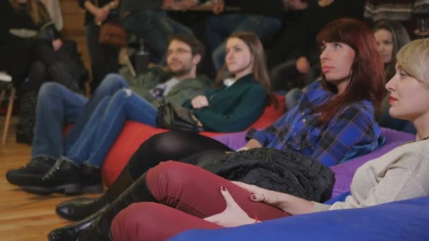 Jovens Assistindo Desempenho Cômico Sorrir Homens Mulheres Sentados Chão Nas — Vídeo de Stock
