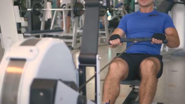 Deportista hombre entrenamiento en gimnasio — Vídeo de stock