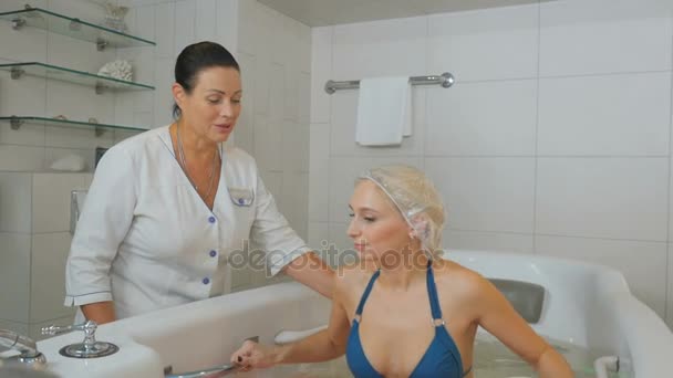 Dokter zetten handdoek op vrouwelijke schouders — Stockvideo