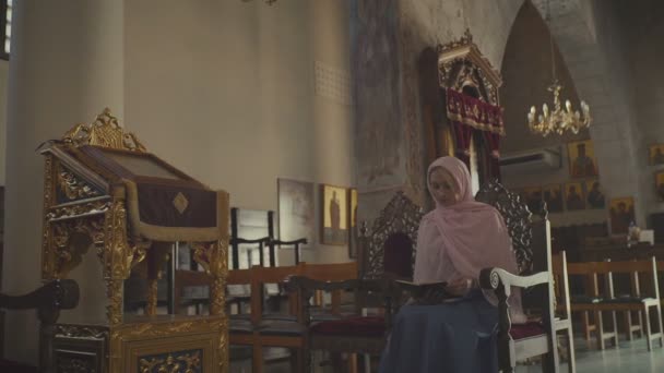 Mujer joven en el monasterio . — Vídeos de Stock