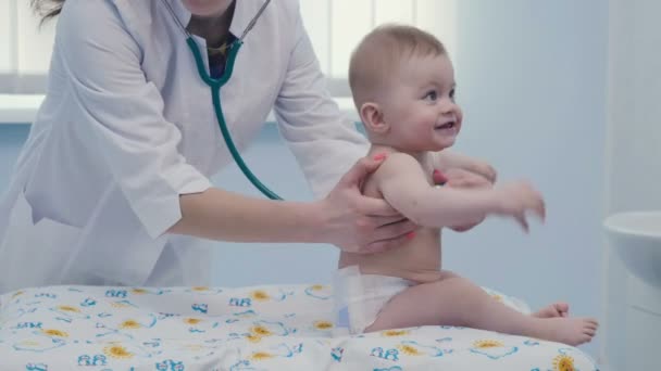 Доктор слушает тело мальчика — стоковое видео