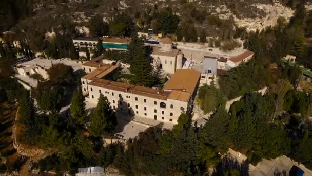 Vista Pássaro Edifício Antigo Jardim Com Árvores Verdes Plantas Montanhas — Vídeo de Stock