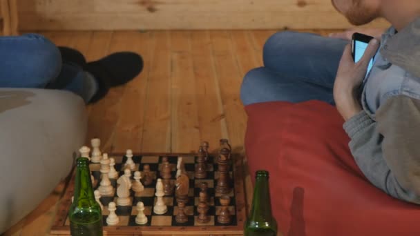 Junges Paar spielt Schach — Stockvideo