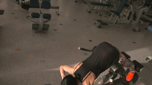 Femme sportive s'entraînant en salle de gym — Video