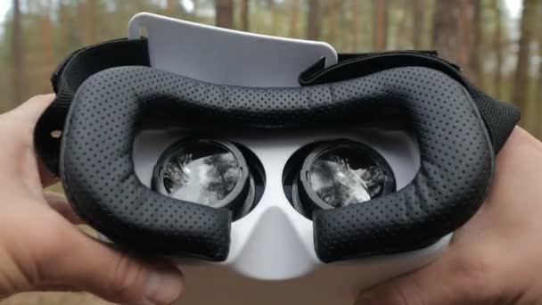 Hombre sosteniendo unas gafas de realidad virtual — Vídeos de Stock