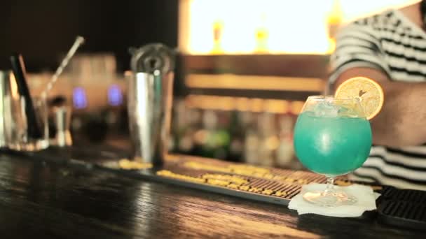 Barman fare cocktail blu — Video Stock