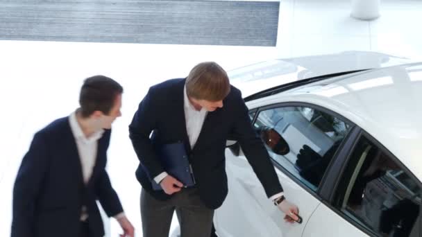 Jeunes hommes d'affaires avec voiture — Video