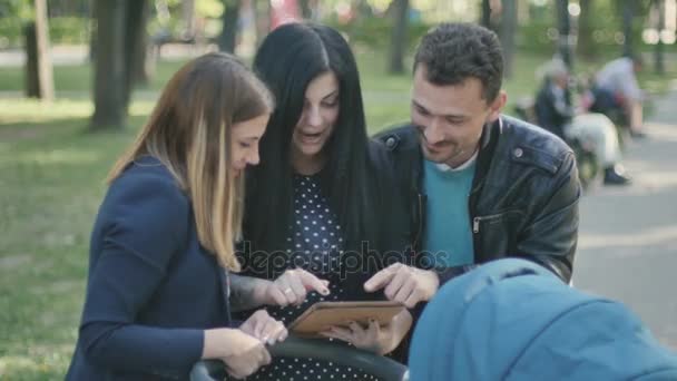 Família sueca relaxante na natureza — Vídeo de Stock