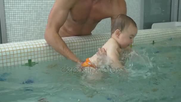 Père enseignement garçon natation — Video