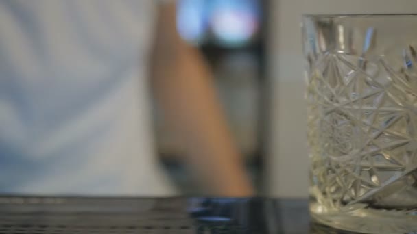 Le mani di barista fanno il cocktail — Video Stock