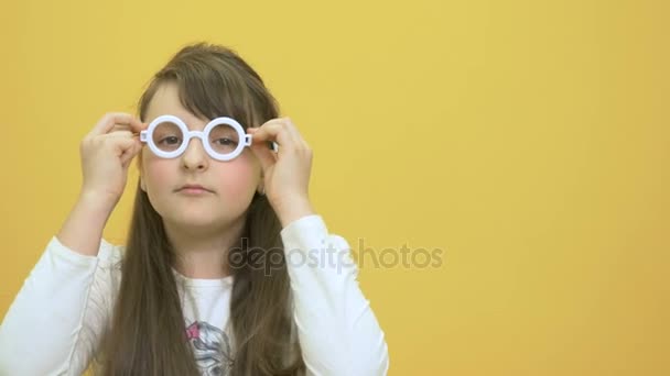 Linda niña en gafas de plástico — Vídeos de Stock