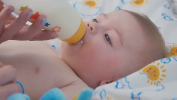 Menino bonito comendo — Vídeo de Stock