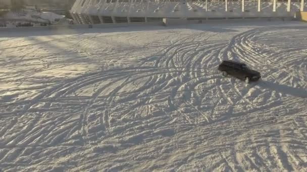 Coche a la deriva en las carreteras de invierno — Vídeo de stock