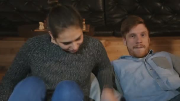 Junges Verliebtes Paar Auf Dem Fußboden Auf Den Kissen Sitzend — Stockvideo