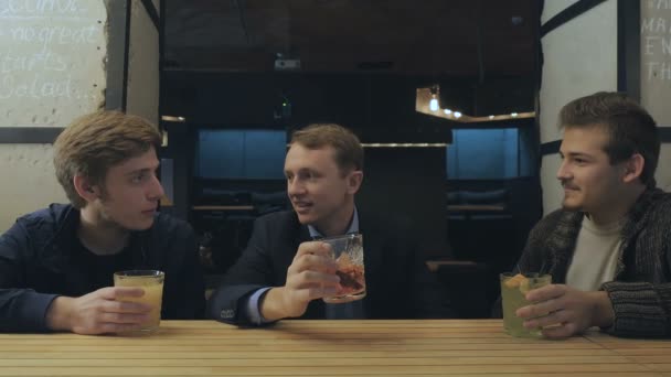Barman fare cocktail al bar — Video Stock
