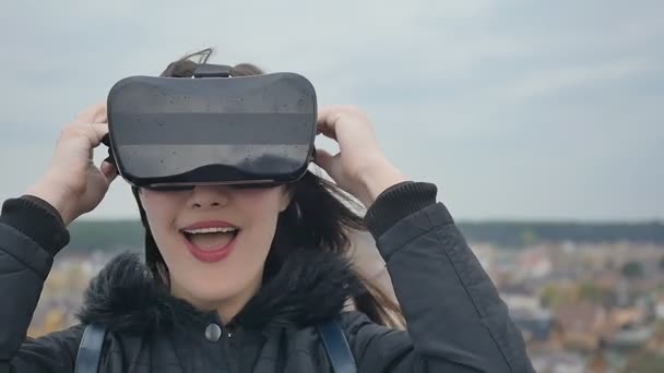 Ung Flicka Sätta Huvudet Virtual Reality Glasögon Glad Tjej Tittar — Stockvideo