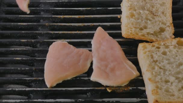 Närbild av sandwich matlagning processen — Stockvideo