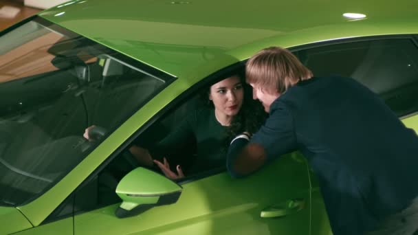 Verkäufer Flirtet Mit Einem Mädchen Das Kam Ein Auto Kaufen — Stockvideo