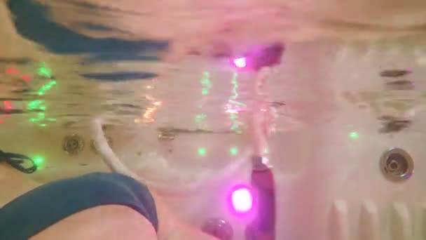 Стрельба Водой Крупным Планом Женщина Лежит Белой Гидробане Доктор Держит — стоковое видео