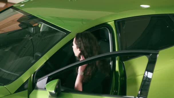 Értékesítési Igazgató Autókereskedő Ügyfél Segíti Eladó Segít Ügyfélnek Egy Autót — Stock videók
