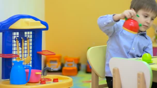 Cámara Mueve Izquierda Derecha Lindo Niño Con Camisa Sentado Mesa — Vídeo de stock