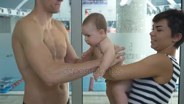 Familie mit Baby im Kinderbecken. — Stockvideo