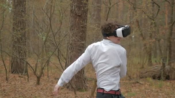 Ung Kille Virtual Reality Glasögon Står Skogen — Stockvideo