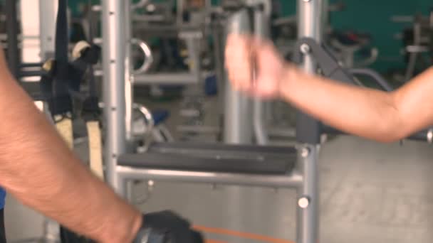 Wanita dan pria berlatih di gym — Stok Video