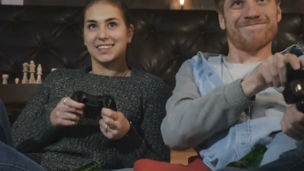 Schöner Mann Und Seine Freundin Spielen Die Playstation Und Haben — Stockvideo