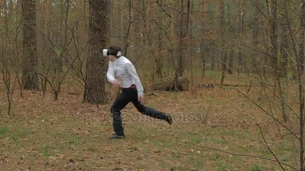 Joven luchando en el bosque — Vídeos de Stock