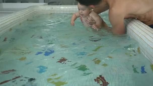 Padre enseñando natación bebé — Vídeo de stock