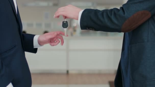 Businessmen handshaking and giving key — Stock Video