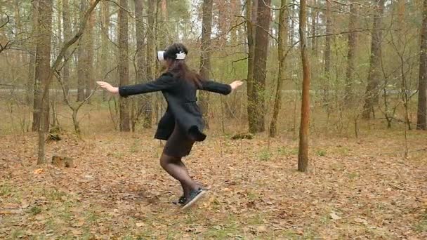 Fille en réalité virtuelle lunettes