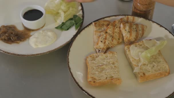 厨房内三明治烹饪工艺的特写 — 图库视频影像