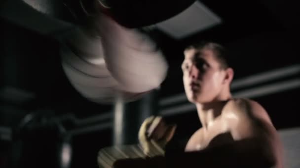 Sportif adam eğitim vasıl jimnastik salonu — Stok video