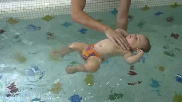 Vader onderwijs jongen zwemmen — Stockvideo
