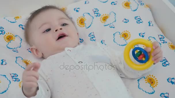 Bebé bonito está sorrindo — Vídeo de Stock