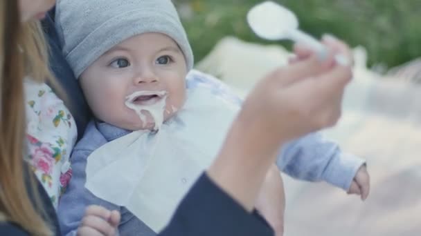Žena krmit syna s jogurtem. — Stock video