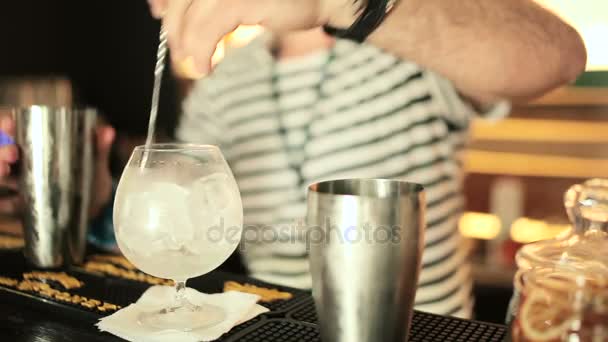 Barman en chemise rayée verre de refroidissement — Video