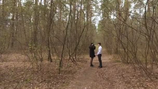 Chica y chico caminando en el bosque — Vídeos de Stock