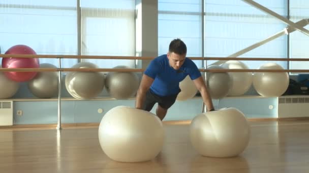 Entrenamiento de hombre deportivo con pelotas de fitness — Vídeos de Stock