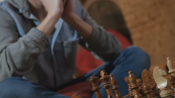 Pareja joven jugando ajedrez — Vídeos de Stock