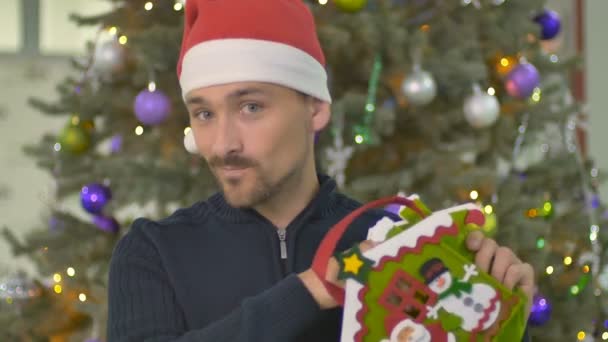 Jovem Segurar Pacote Festivo Forma Uma Casa Com Papai Noel — Vídeo de Stock