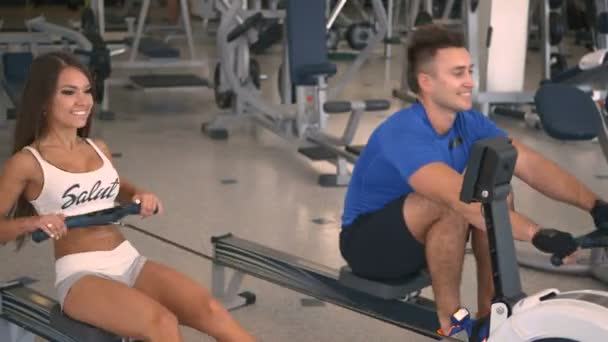 Entrenamiento de hombre y mujer en el gimnasio — Vídeo de stock