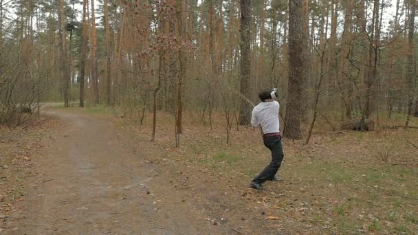 Chlap v obleku, stojící v lese. — Stock video