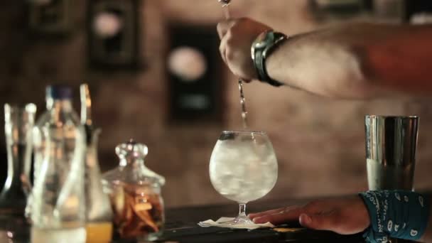 Close Mãos Barman Fazer Coquetel Bar Noite — Vídeo de Stock